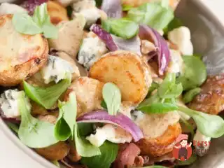 Теплий картопляний салат з маслинами, фетою та м'ятою