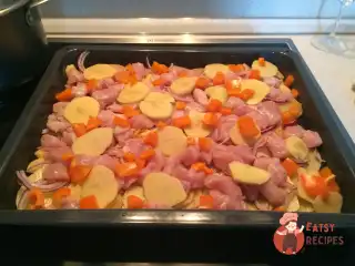 Картопляна запіканка з м'ясом та солодкою цибулею