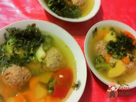 Овочевий суп з курячими фрикадельками