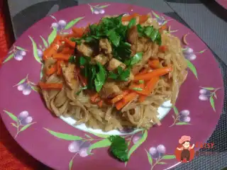 Рисова локшина з куркою ткемалі та карамелізованою морквою