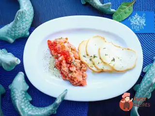 Тартар із лосося з вичавкою із червоної ікри