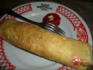 Яєчний рулет із салатом