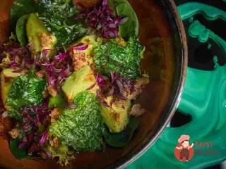 Пісний салат з авокадо та кіноа