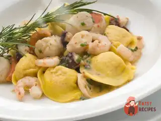 Равіолі з морепродуктами у вершково-сирному соусі.