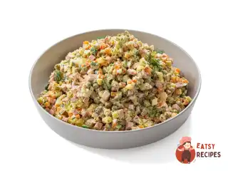 Олів'є з ковбасою та горошком