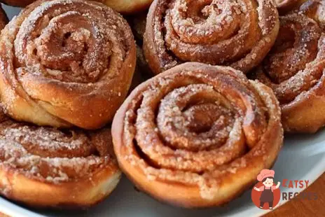 Плюшки з корицею та мускатним горіхом