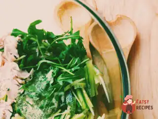 Салат з куркою, огірком та солодкою заправкою на основі йогурту