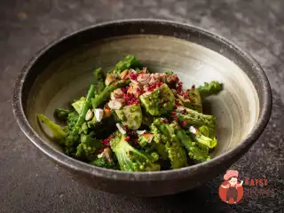 Зелений салат з броколі, кіноа, горішками та маринованою моцарелою