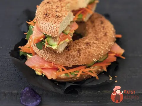 Бейгл з лососем та соусом каррі