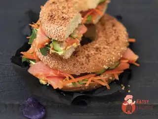 Бейгл з лососем та соусом каррі