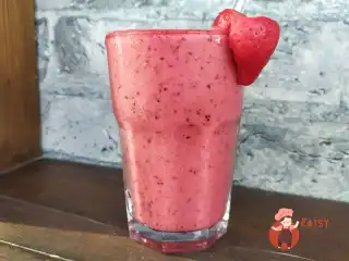 Фруктовий смузі з полуницею