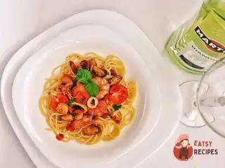 Паста з морепродуктами в томатному соусі з білим вином