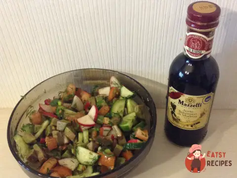 Салат з авокадо та зеленню