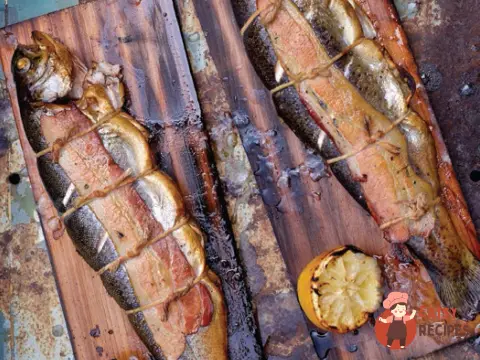 Форель, копчена на дошці