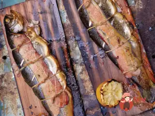 Форель, копчена на дошці