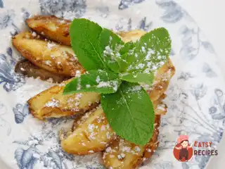 Обсмажені яблучні скибочки в омлеті