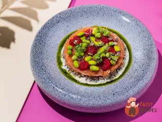 Салат табулі з амаранту з лососем та соусом дзадзики