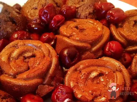 Повітряні шоколадні мафіни з вишнею