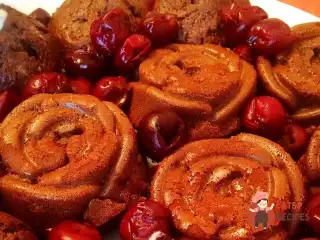 Повітряні шоколадні мафіни з вишнею