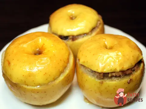 Яблука, фаршировані курячим фаршем із чорносливом