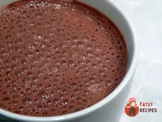 Гарячий молочний шоколад із перцевою м'ятою