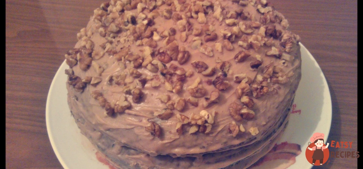 Торт з маком, горіхами, родзинками та шоколадним кремом.