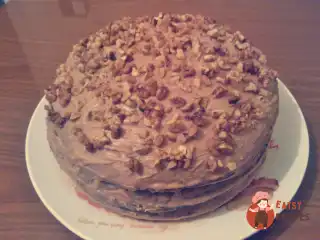 Торт з маком, горіхами, родзинками та шоколадним кремом.