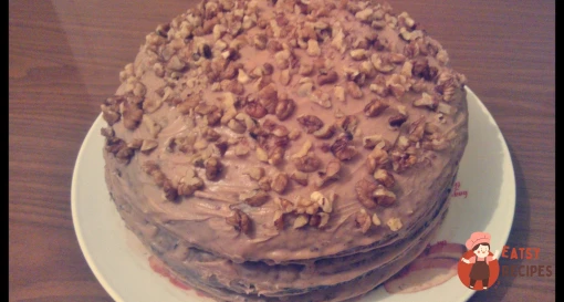 Торт з маком, горіхами, родзинками та шоколадним кремом.