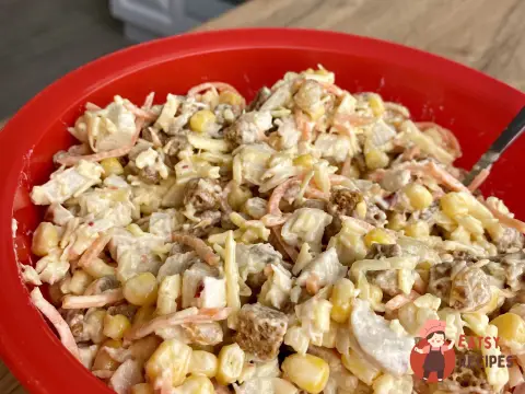 Салат з куркою, родзинками та корейською морквою