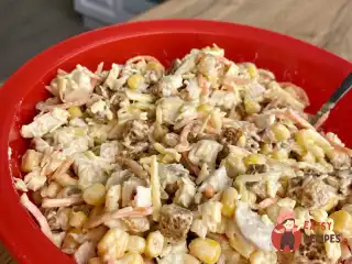 Салат з куркою, родзинками та корейською морквою