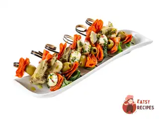 Канапе з маринованою моцарелою та ковбасою