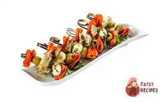 Канапе з маринованою моцарелою та ковбасою