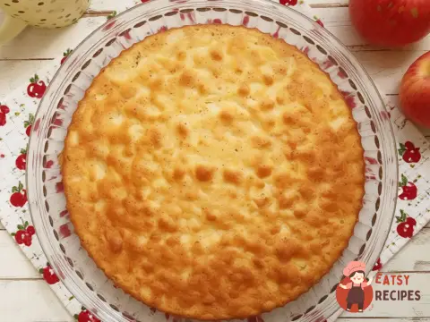 Заливний яблучний пиріг