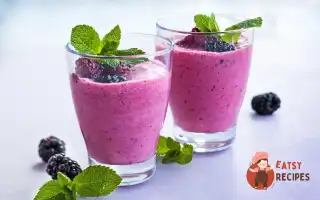 Ягідний Смузі З Горіховим Маслом, Йогуртом Та Шпинатом.