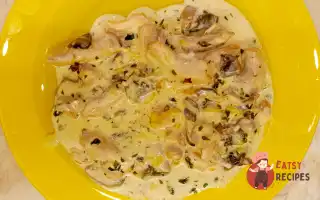 Курячі Стегна З Печерицями У Сметанному Соусі
