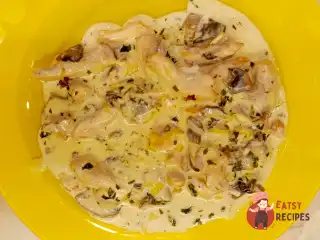 Курячі стегна з печерицями у сметанному соусі