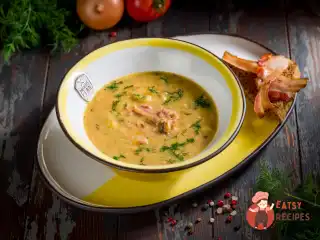 Гороховий суп із копченими ребрами