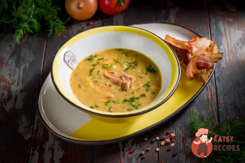Гороховий суп із копченими ребрами