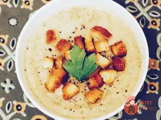 Крем-суп з шампіньйонів та картоплі з грінками