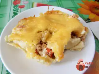 Каннеллоні з куркою та грибами під соусом бешамель