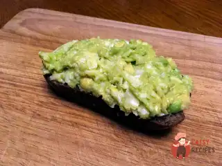 Брускетта з авокадо та сиром