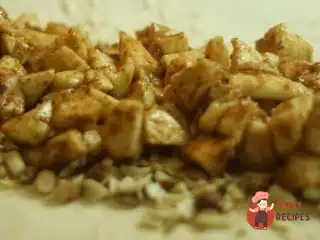 Легкий десерт із яблук та груш із морозивом