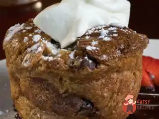 Кошички з хліба з полуничною начинкою та коричневою олією