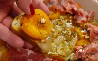 Абрикоси Запечені З Сиром Брі, Дорблю, Горіхами Та Хамоном.