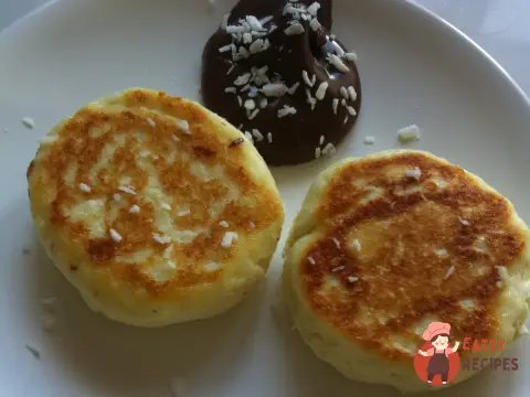 Печені ванільні сирники з шоколадним соусом