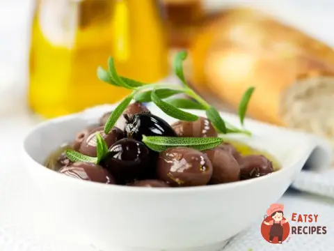 Мариновані оливки з лимоном, чебрецем та розмарином