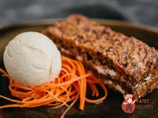 Морквяний торт зі сметаною та сухофруктами