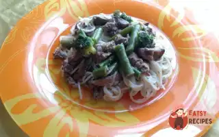 Рисова Локшина З Курячою Печінкою Та Овочами.