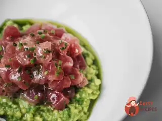 Тартар із тунця з гуакамоле та соусом понзу