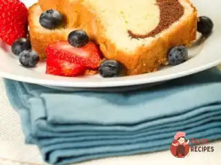 Мармуровий пиріг з ягідним соусом